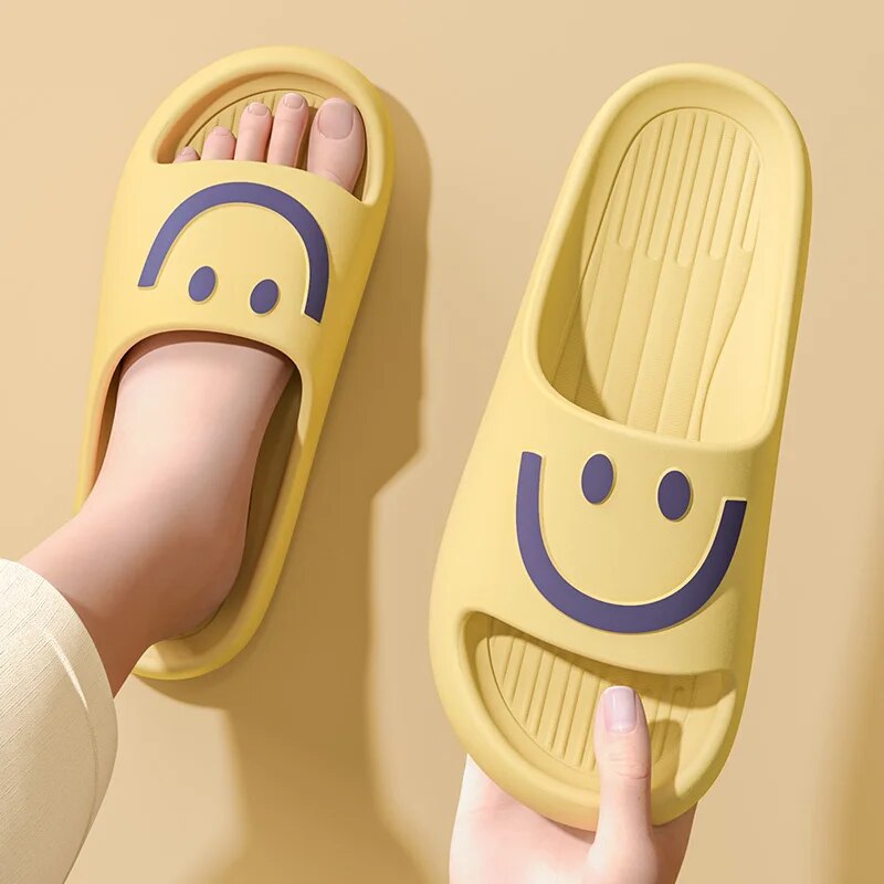 Men'S Shoes With Platform - Тапочки-облака со смайликом для женщин и